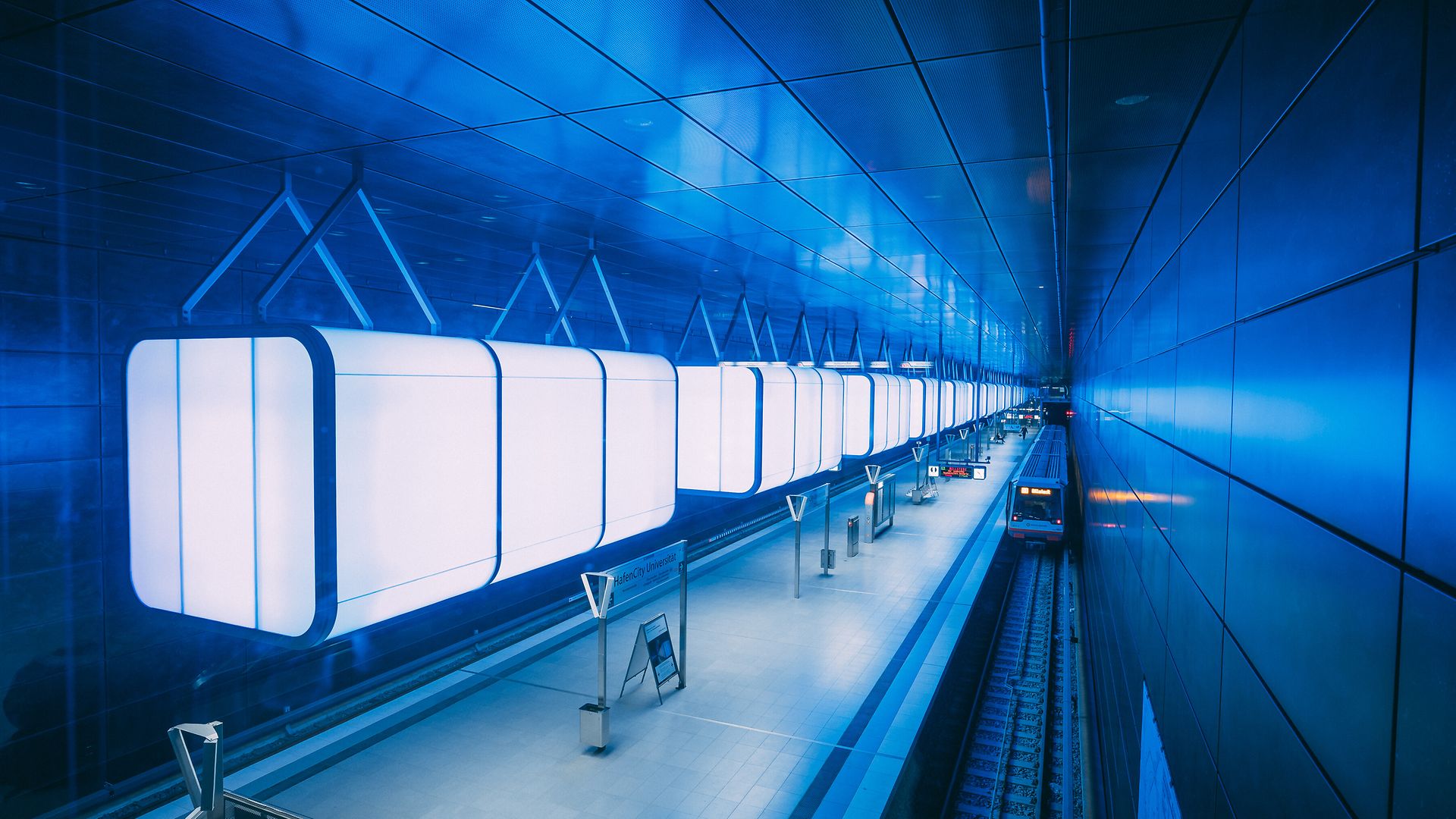 Blaue Lichtkegel in der U-Bahn Station HafenCity Universität 